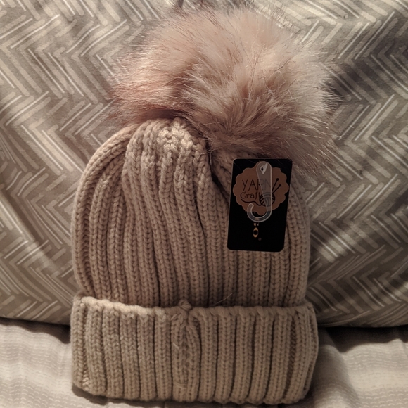 NWT Pom Pom Beanie - Picture 1 of 4